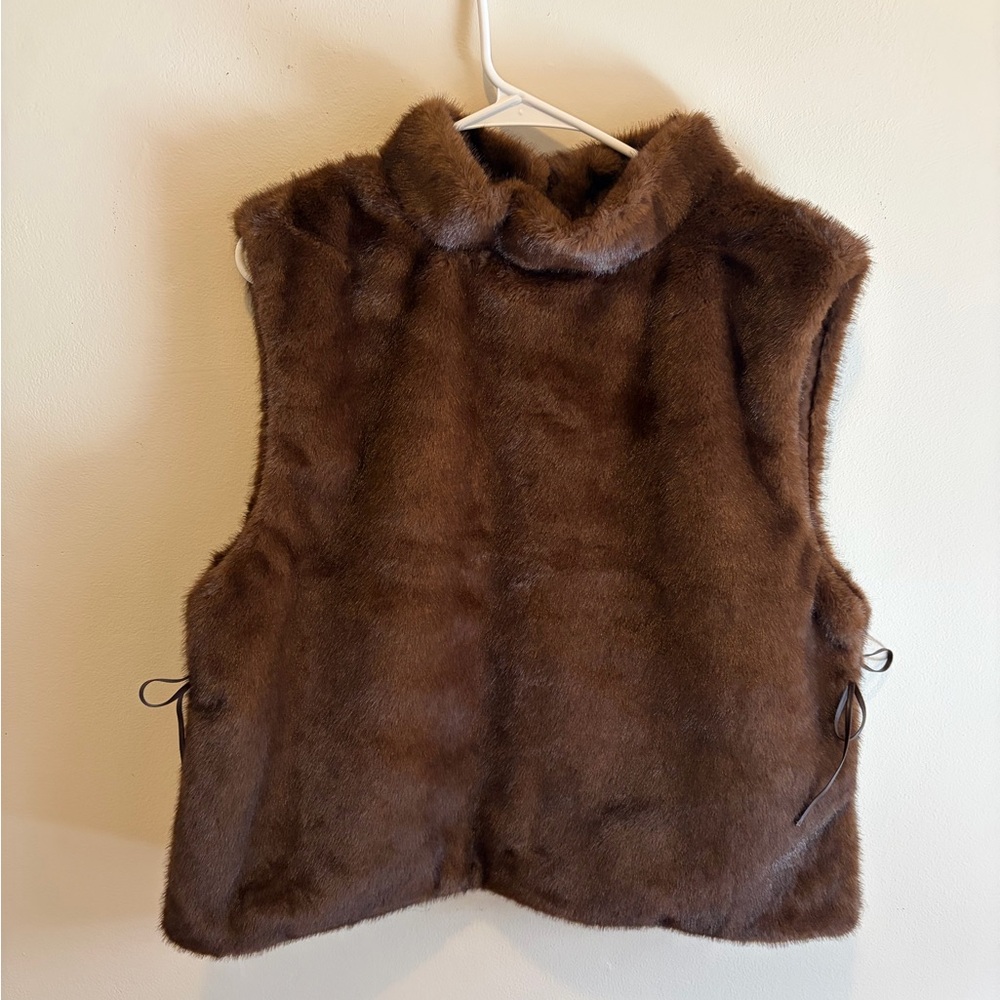 SLEEVELESS MOCK TURTLENECK TOP